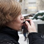 Flashmobber Christian (19) startet die Aktion mit einer Trillerpfeife