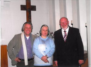 Hinz&Kunzt-Geschäftsführer Jens Ade, Verkäuferin Irene Ekerts und Klaus Stöckel von der Kirchengemeinde Wentorf beim neujahrskonzert 2009